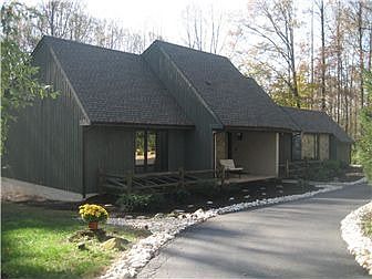 112 Woods Ln - Private Circular Drive