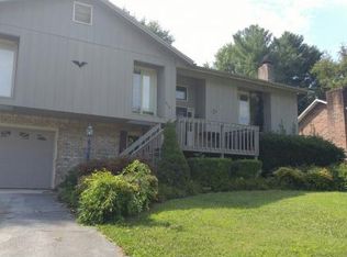 910 Oakstone Dr, Johnson City, TN 37601