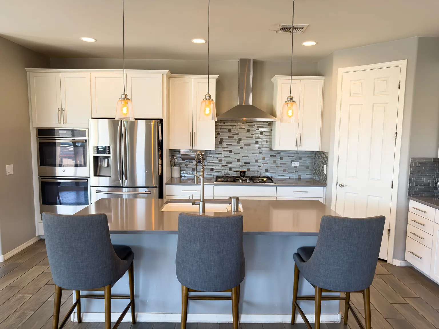 3 bed, 2056 sqft, $2,399 — Photo 4