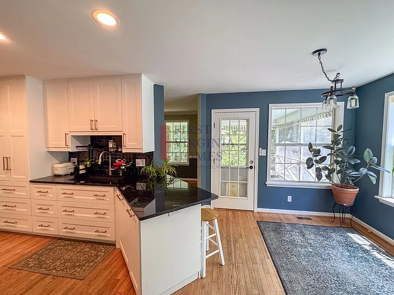 202 Blackthorn Ln — Photo 8