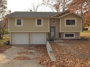 3104 S 14th St, Leavenworth, KS 66048