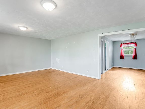 4th image of 919 Rose St
