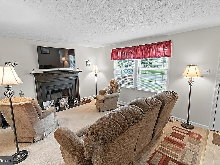 3 bed, 1.5 bath, 1232 sqft, $2,799 — Photo 3