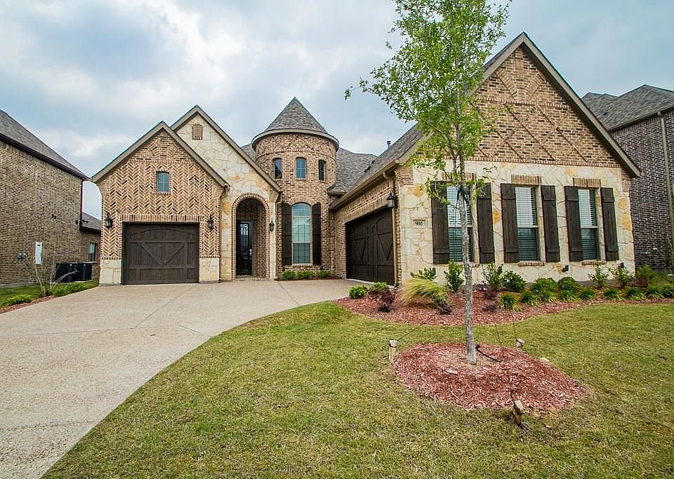 1st image of 900 Sabine Dr