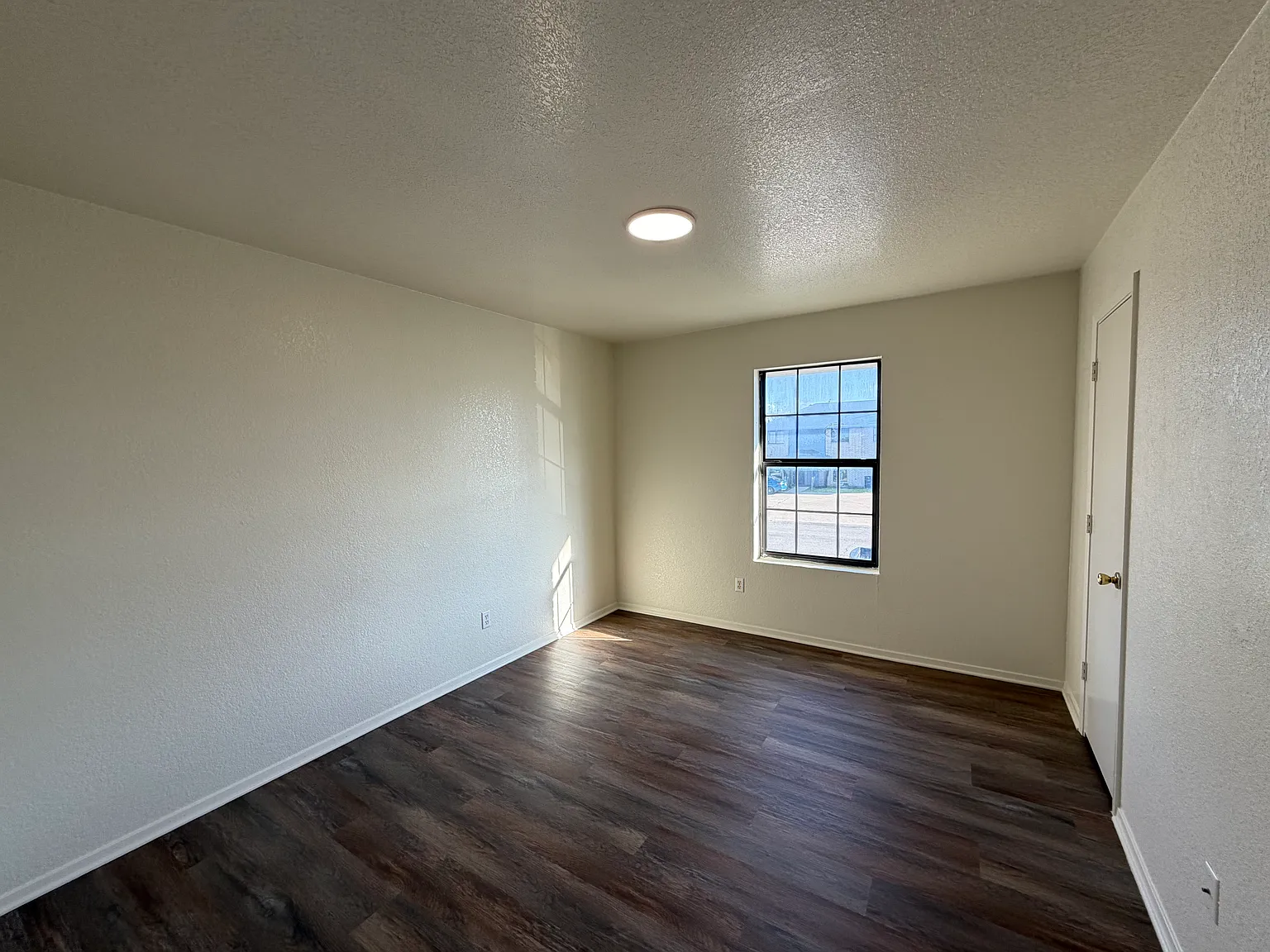 2 bed, 1.5 bath, 885 sqft, $747 — Photo 3