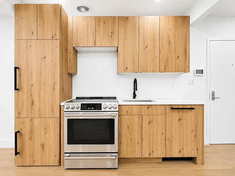 138 Noble St #G — Photo 6