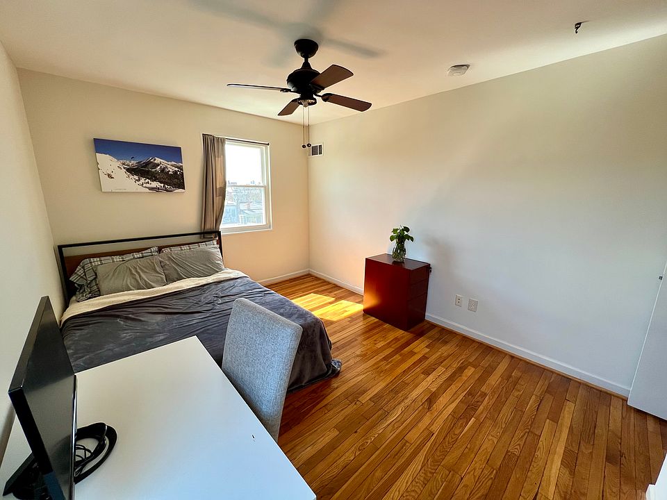 Bedroom 1: side photo