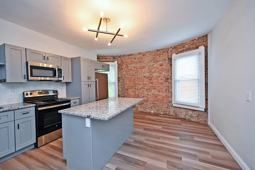 Cozy 1-Bedroom Apartment in Cincinnati's 45206 Neighborhood — Photo 1