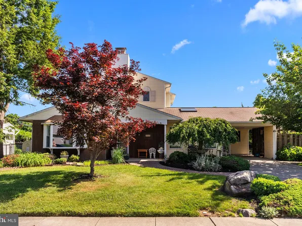 45 Silverbirch Ln, Levittown, PA 19055