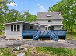 300 Gold Finch Rd, Bushkill, PA 18324
