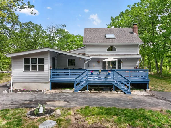 300 Gold Finch Rd, Bushkill, PA 18324