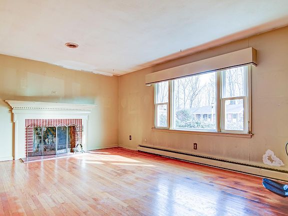 5th image of 136 Yorkshire Cir