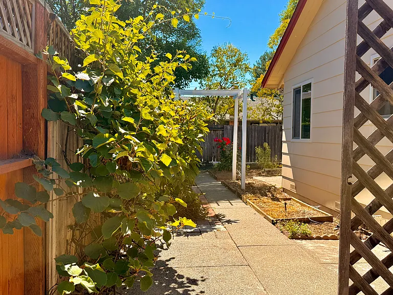 219 Grove Ave — Photo 11
