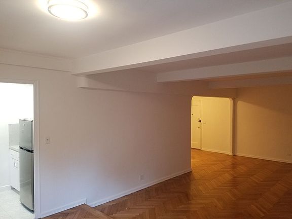 5th image of 139 E 35th St APT 5G
