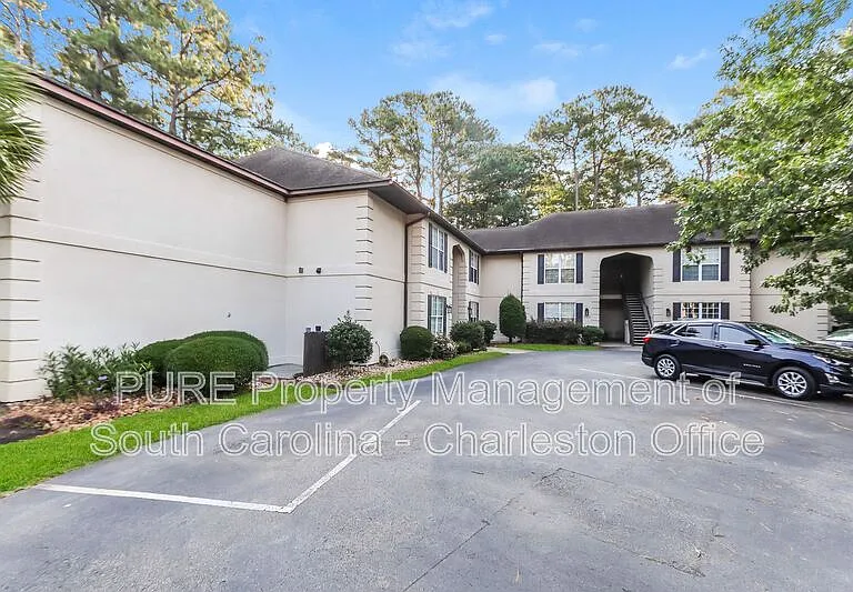 208 Pipers Ln #208 — Photo 2