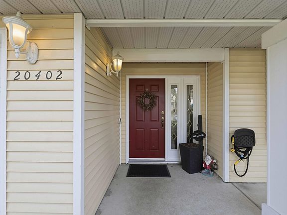 3rd image of 20402 Walnut Cres