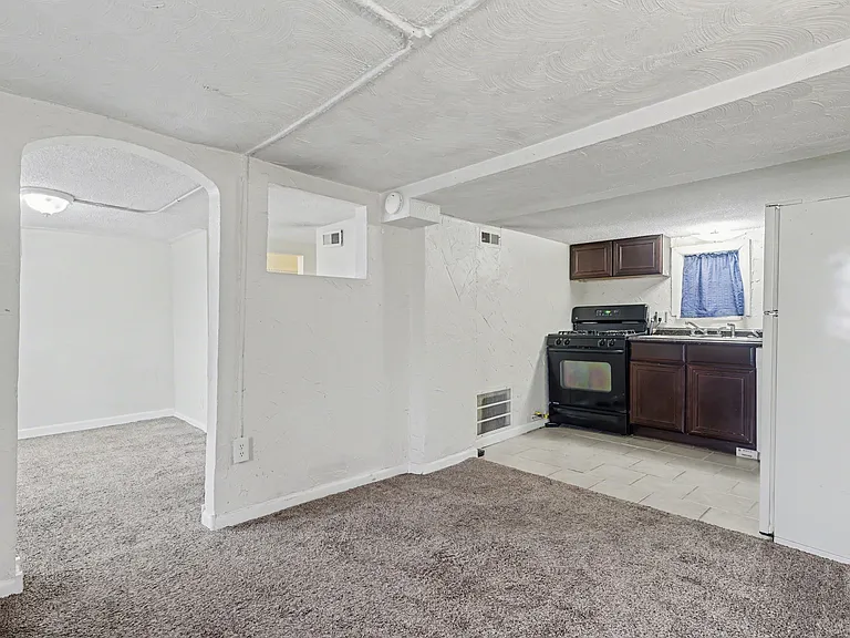 610 E Monument St — Photo 12