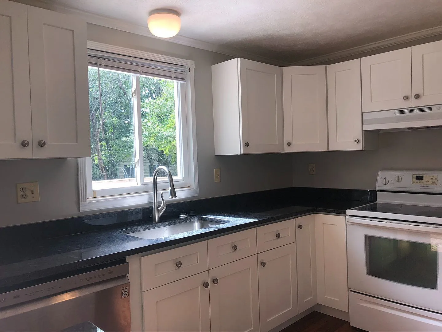 Well Maintained Split Level Home with 4 Bedrooms - Herndon — Photo 2