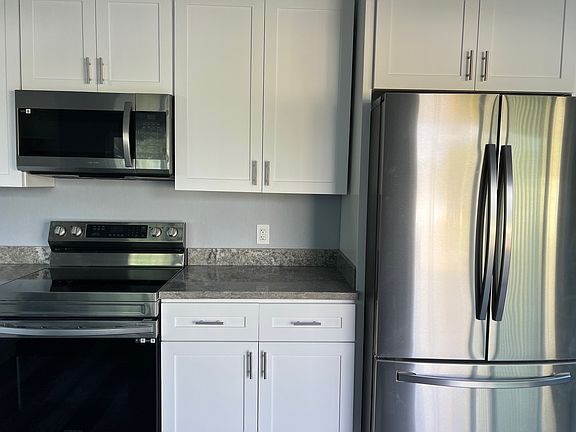 2nd image of 4725 Lakeshore Blvd