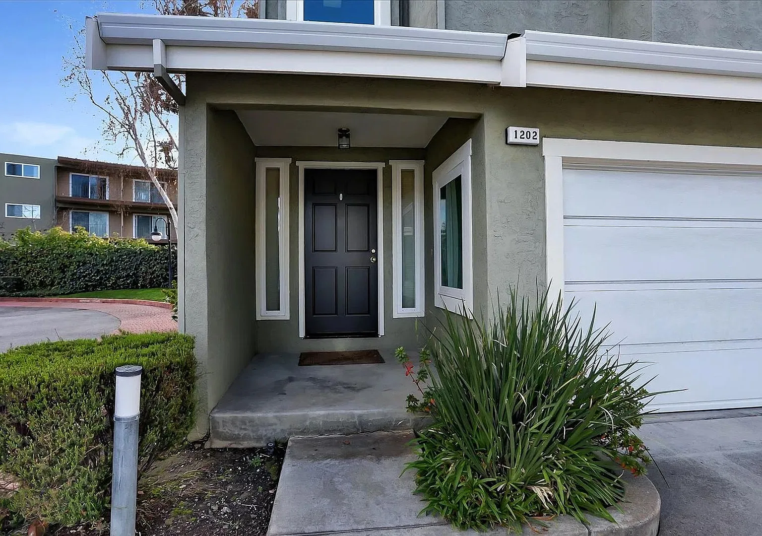 1202 Estrada Terrace — Photo 3