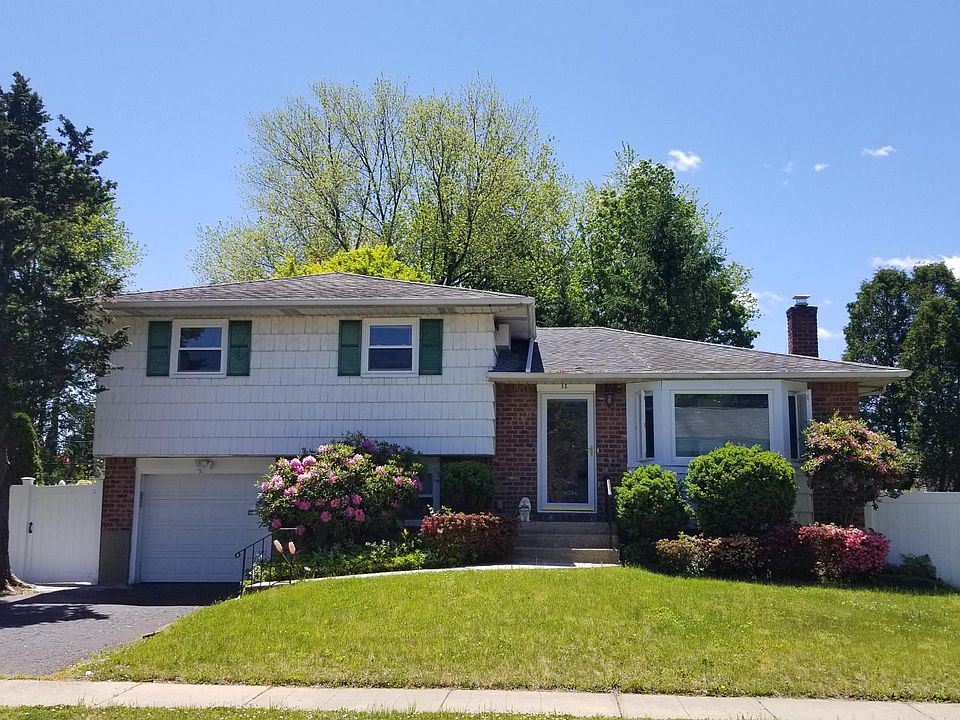 1st image of 32 Pickwick Dr N
