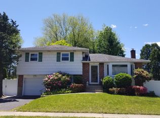 32 Pickwick Dr N, Syosset, NY 11791