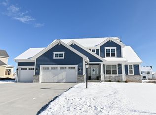 W224N4590 Seven Oaks Dr, Pewaukee, WI 53072