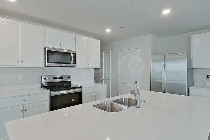 4 bed, 2.5 bath, 1927 sqft, $2,075 — Photo 2