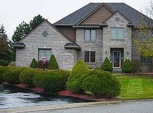 10015 Dover Ct, South Lyon, MI