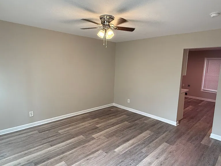 312 W Catawba Ave — Photo 2