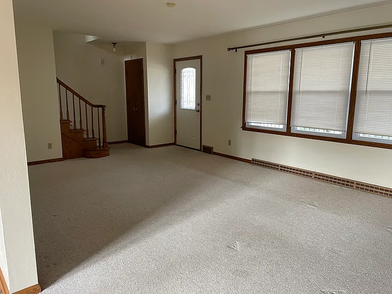 209 W Pierre Ln — Photo 4