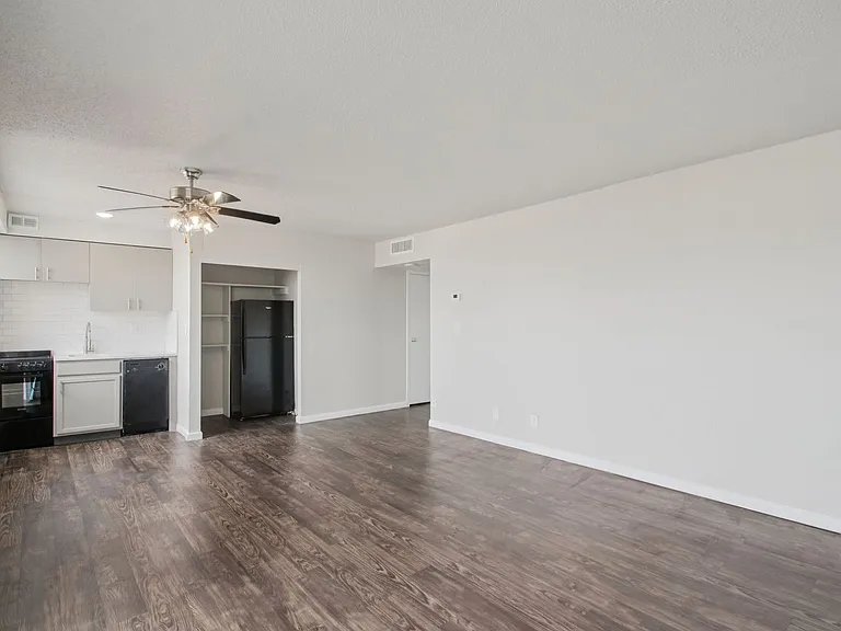The Regency Apartments — Photo 38