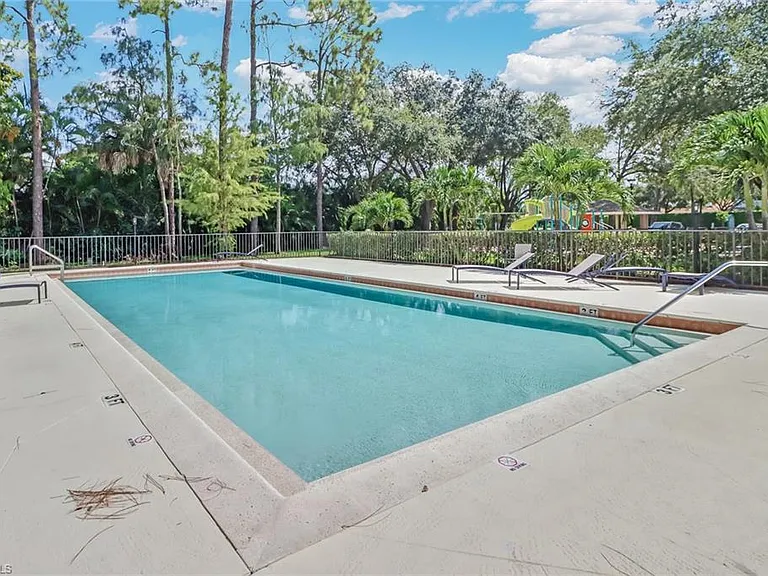 1466 Vintage Ln — Photo 32