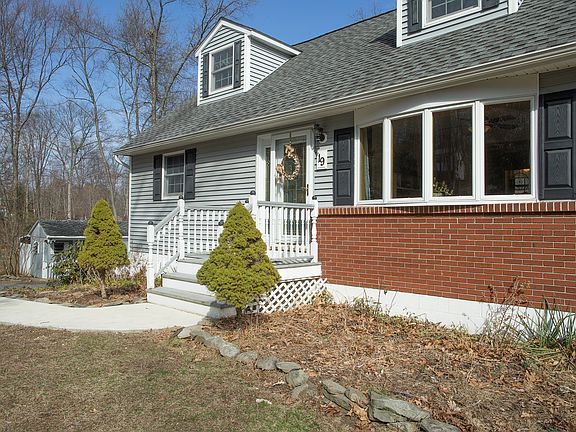 3rd image of 19 Pennington Dr