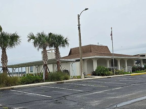 3rd image of 913 Fountainview N