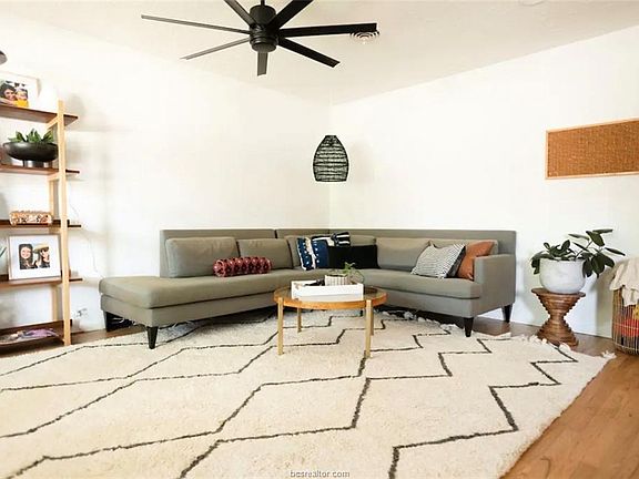 4th image of 415 N Coulter Dr