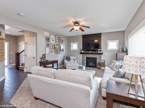 3rd image of 8570 Parkside Cir