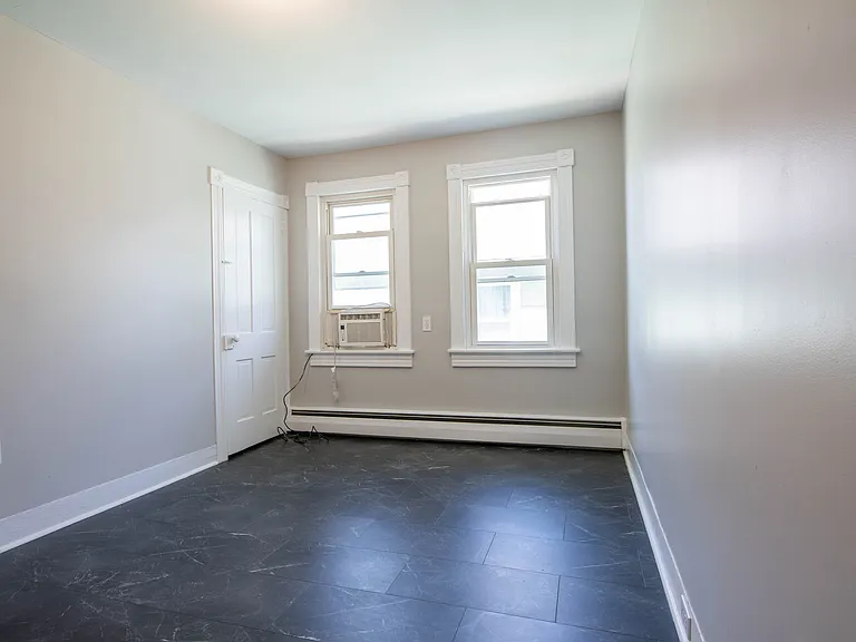 256 E Grove St — Photo 13