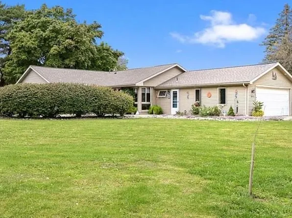 1071 Lakeside Dr, Owosso, MI 48867