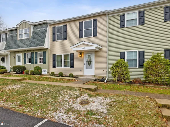 102 Green Meadow Ln, Telford, PA 18969