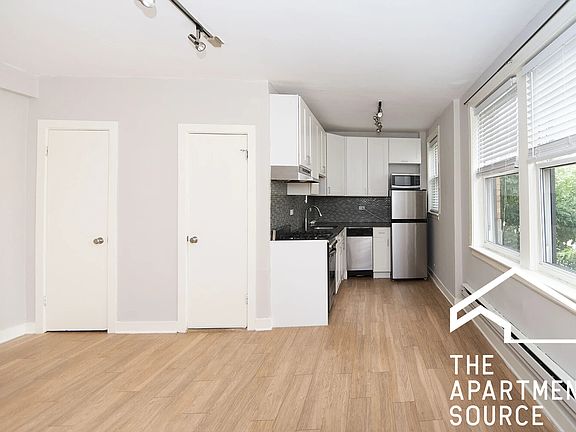 2nd image of 511 W Belmont Ave APT 31