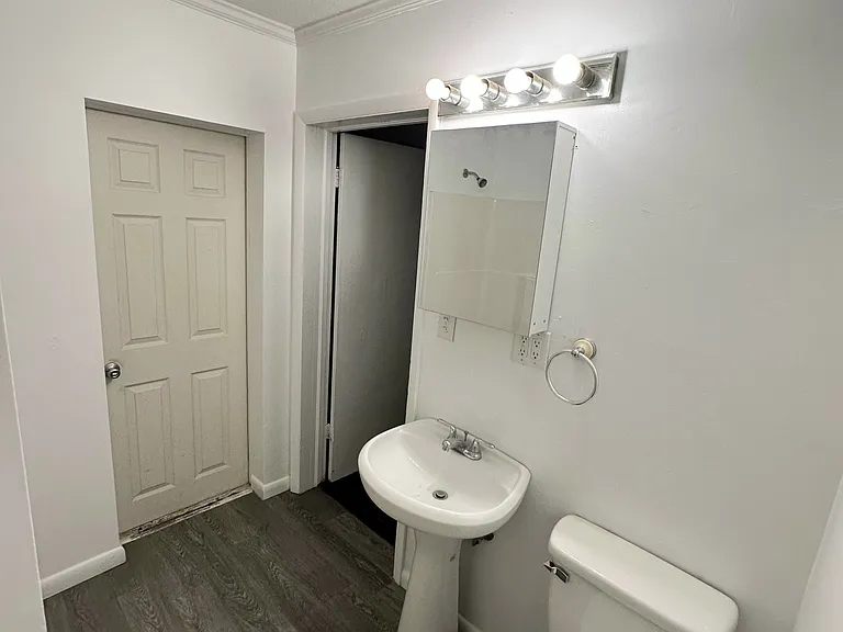 332 Bay St — Photo 18