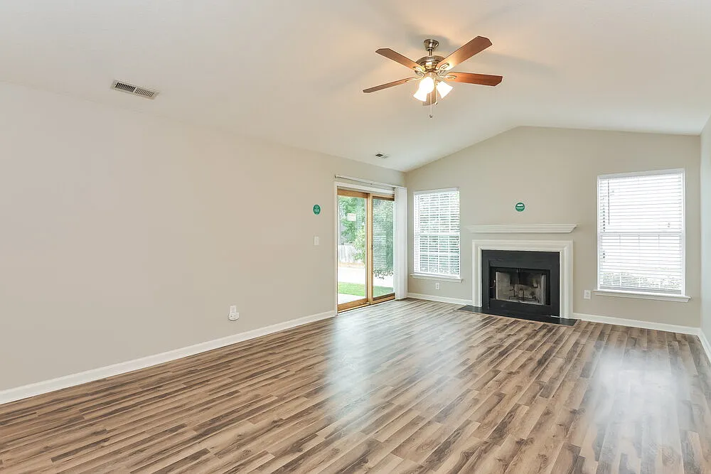 3 bed, 2.0 bath, 1346 sqft, $1,850 — Photo 3