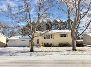 2512 9th St NW, Minot, ND 58703