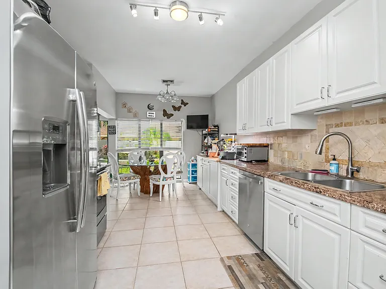 7678 Solimar Cir — Photo 18