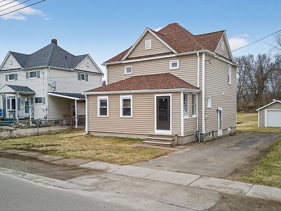 4th image of 132 Bradford St
