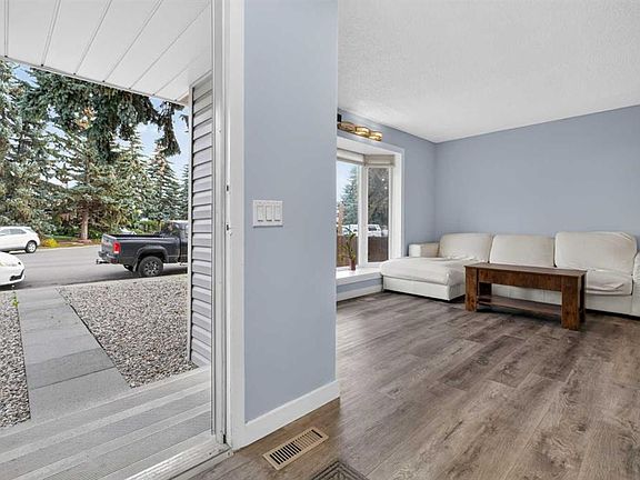 3rd image of 37 W Erin Croft Cres SE