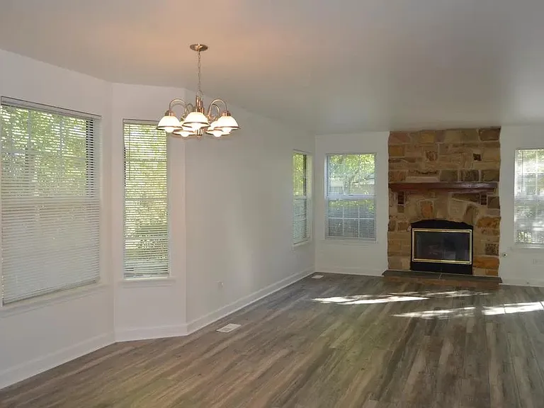 2213 Camden Ln — Photo 4