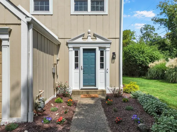 70 New London Ln, Oakmont, PA 15139