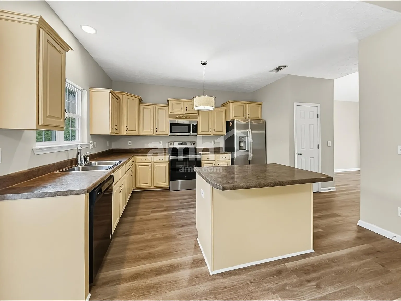 3 bed, 2.0 bath, 2200 sqft, $2,535 — Photo 4